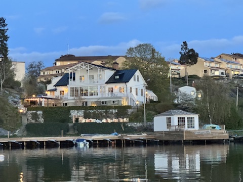 Villa Montelius ovanför bryggorna i skymning