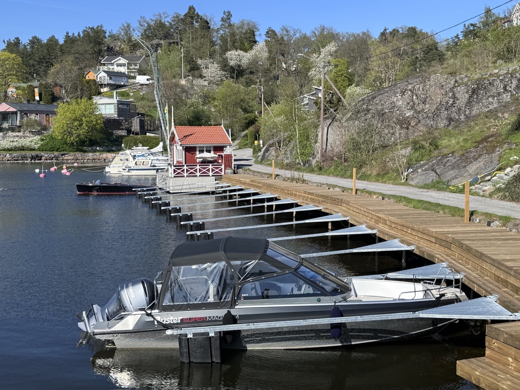 Nyrenoverad brygga med båtar i Skurusundet en vårdag