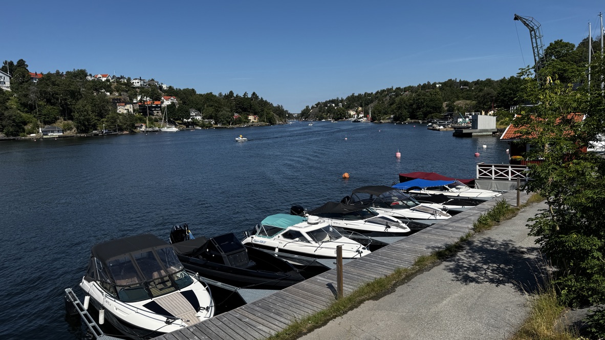 Vy över Skurusundet med bryggan i förgrunden