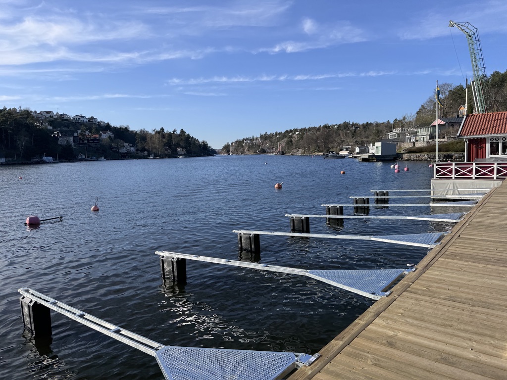 Tomma Y-bommar vid bryggan tidig vår